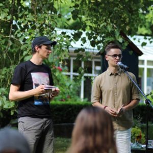 Bibliotekos kieme skambėjo nesankcionuotai prastos poezijos skaitymai