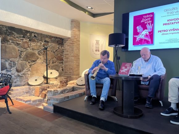 Plungės bibliotekoje pristatyta knyga „Vyšnia džiazo sode“
