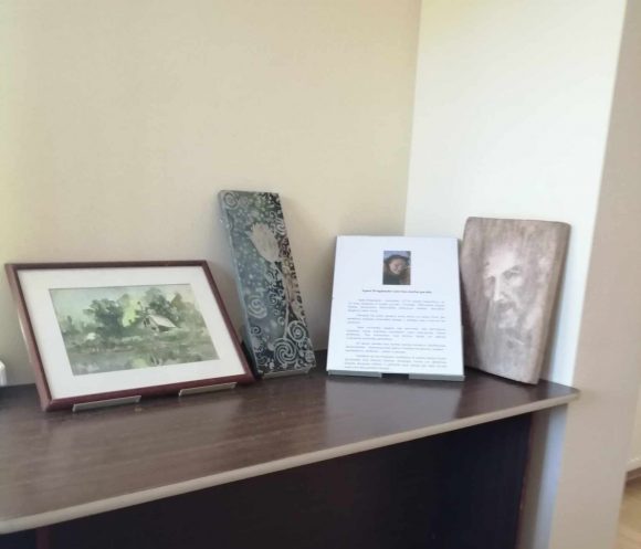 Stanelių kaimo bibliotekoje eksponuojama negausi menininkės Agnės Dragūnaitės tapybos darbų paroda