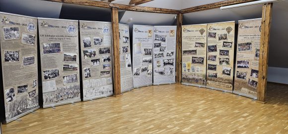 20250114_134024 Trys parodos po vienu stogu: kviečiame į Plungės vaikų ir jaunimo biblioteką!