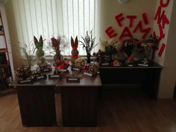 9 (002) STANELIŲ KAIMO BIBLIOTEKOJE paruošta puokščių paroda „Vasaros spalvos rudeniui“.