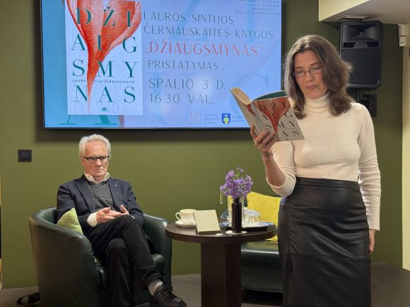 Laura Sintija-Černiauskaitė Laura Sintija-Černiauskaitė skaito biografiją.