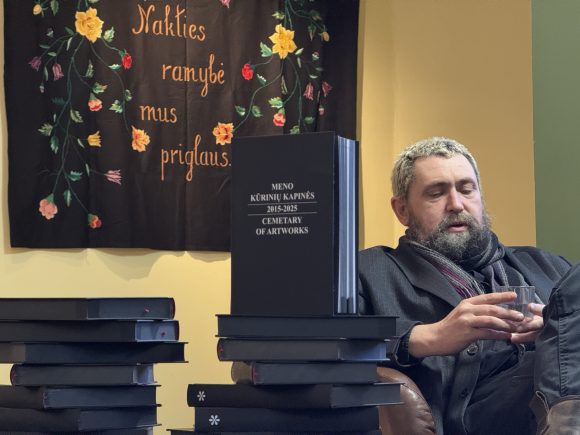 IMG_2943 Bibliotekoje pristatyta knyga „Meno kūrinių kapinės 2015-2025″