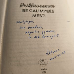 654220151_1355235999971693_4180729551234522024_n „Priklausomas. Be galimybės mesti“