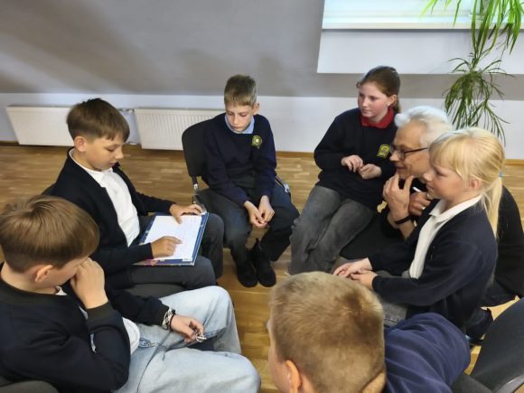 707581248_1414251814070111_4681740384410897545_n Bibliotekos projektas „Rugiuose prie Babrungo“ su fantastu Justinu Žilinsku užsuko pas vaikus