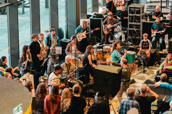 Plungės viešosios bibliotekos orkestras sužavėjo FLUXUS festivalio publiką Kauno autobusų stotyje