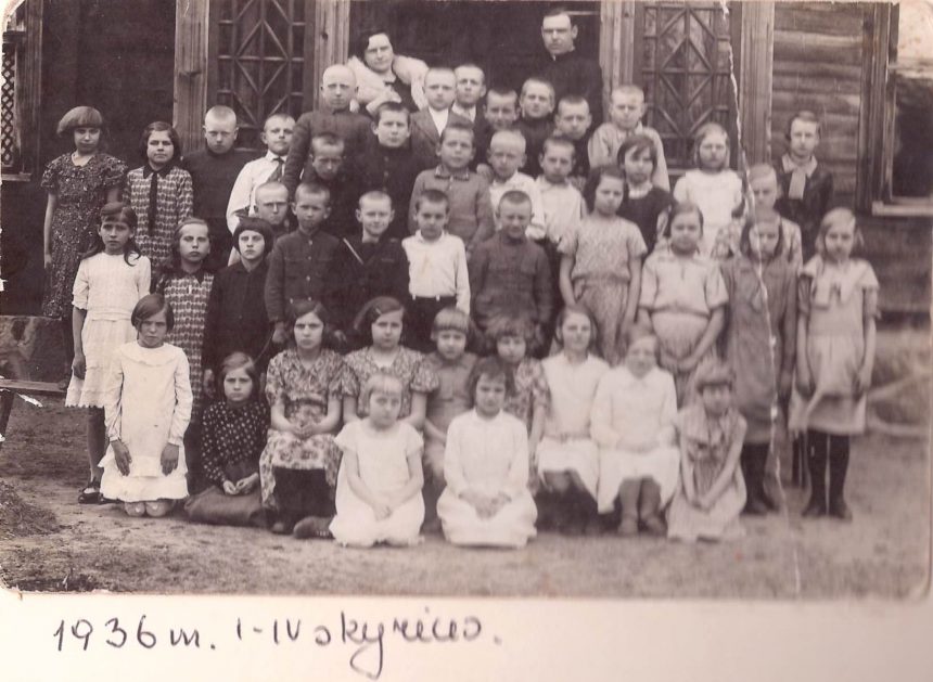 3 Stanelių bibliotekoje paroda: „Mokyklos istorijos puslapiai“